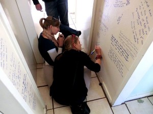 Natürlich mussten wir uns an der Wand im BBI verewiglichen! :)