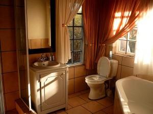 Eins der Badezimmer ...